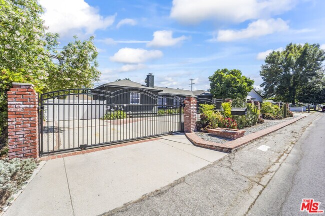 Building Photo - 23046 Leonora Dr
