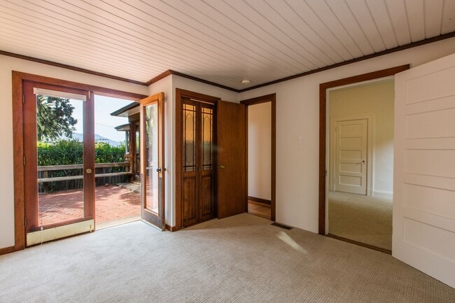 Building Photo - Mid Century Beauty in the Heart of the Ban...