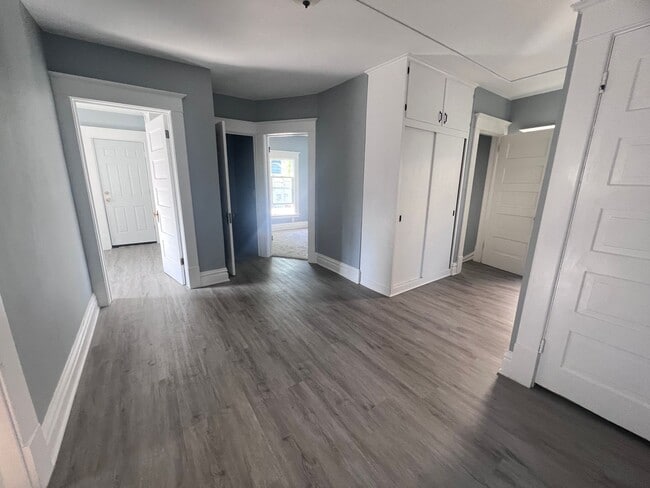 Building Photo - Large Single Family Five Bedroom Home!
