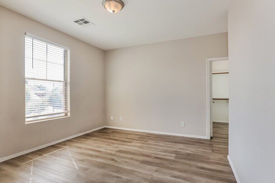 Building Photo - 3151 S Southwind Dr