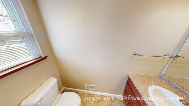 Building Photo - 1802 N Creek Cir