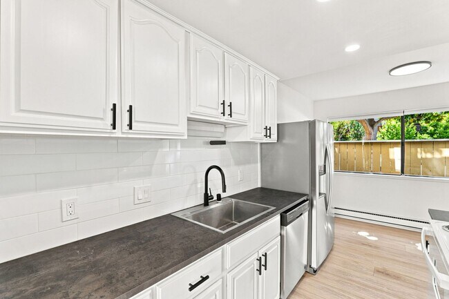Building Photo - 3001 Kaiser Dr