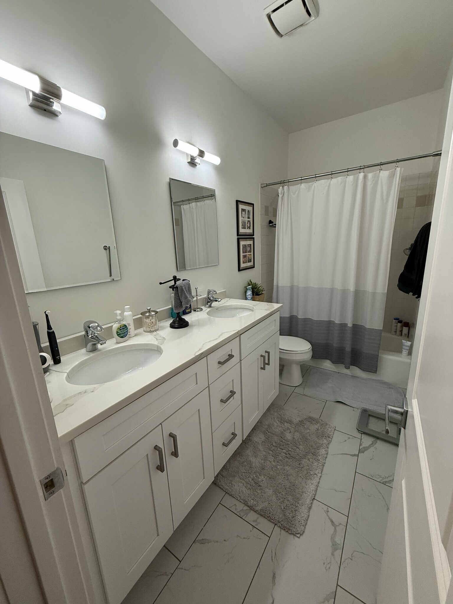 Bathroom - 1845 N Marshfield Ave