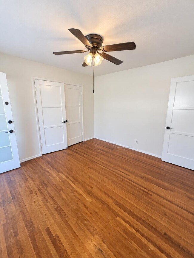 Building Photo - 12811 Oxnard St