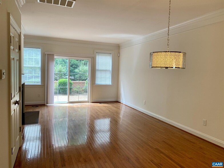 Living room with patio terrace - 631 Boone Trl