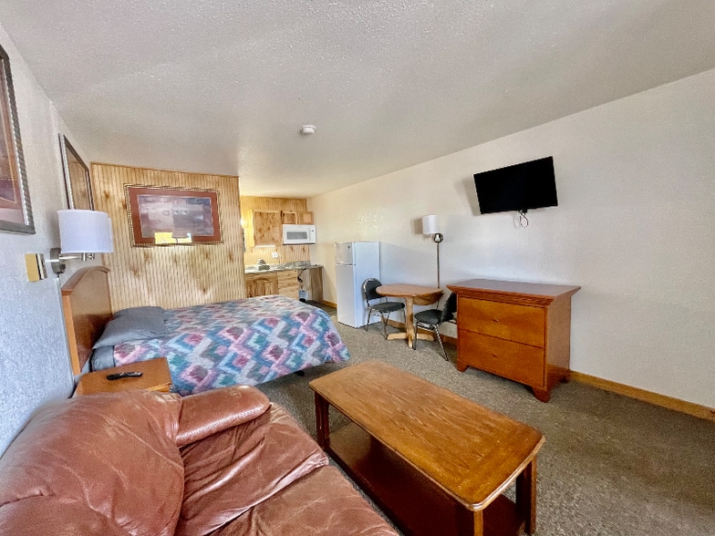 Building Photo - 102 N Maple Ave