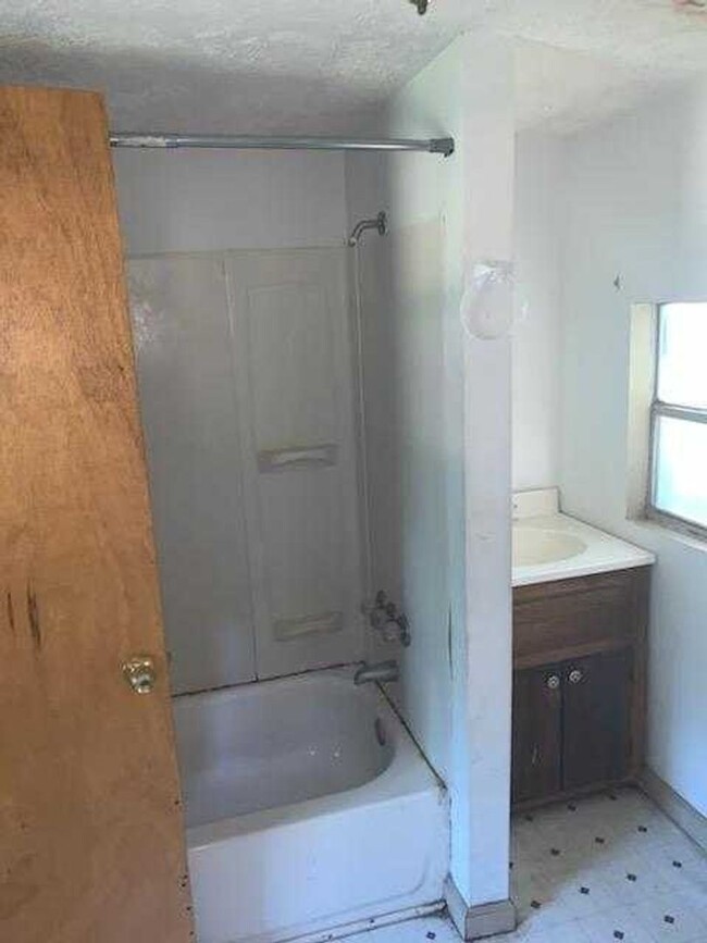 Building Photo - Rent this affordable 1 bedroom in Beech Is...