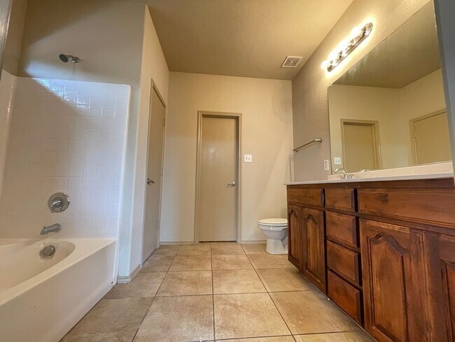 Building Photo - 4 Bedroom 2 Bath
