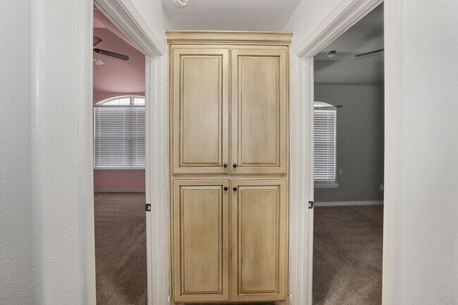 Building Photo - Stunning with 4 bedrooms in City View!