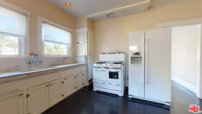 Building Photo - 427 Sunset Ave