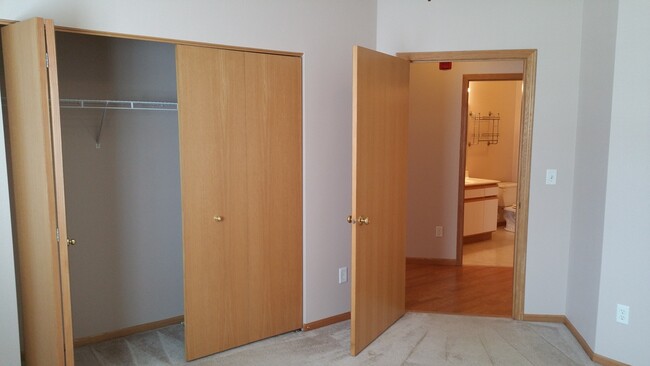 Building Photo - 2 bedroom, 1 bath condo on Iowa City's sou...