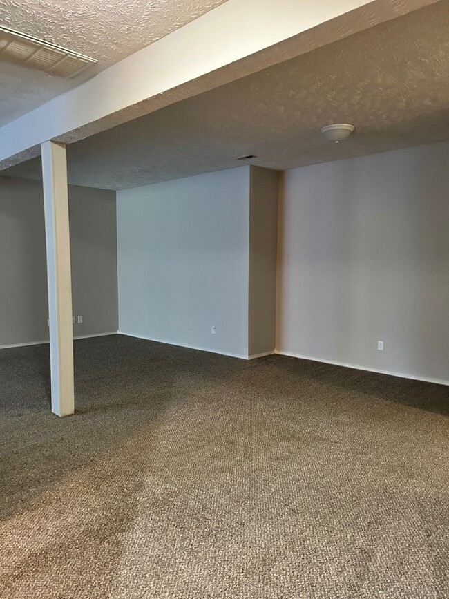 Building Photo - PRICE DROP/SHORT TERM LEASE! Beautiful 3 b...