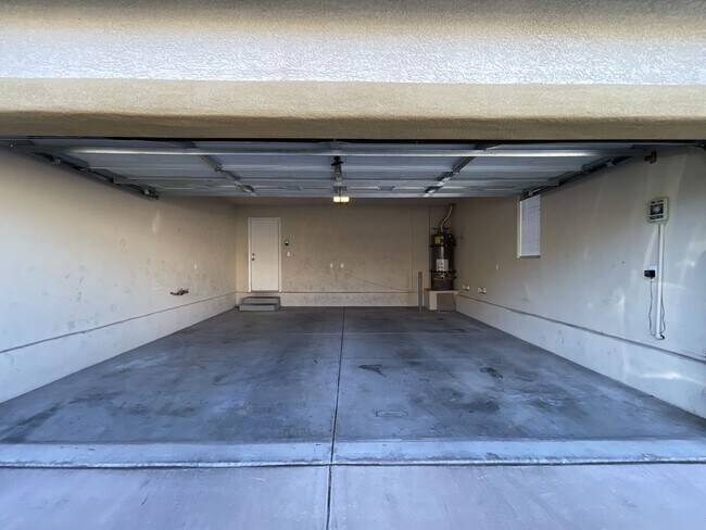 Building Photo - Spacious 3-Bedroom Home in the Northwest L...