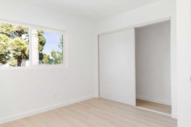 Building Photo - Stylish & Fully Renovated 2-Bedroom Home i...