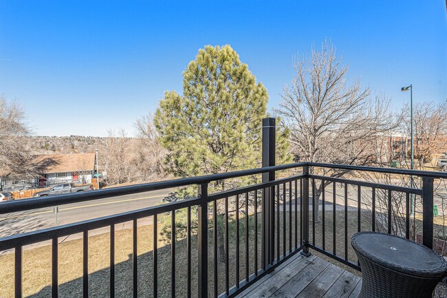 Building Photo - Top-Floor Condo with Trail Access + Commun...