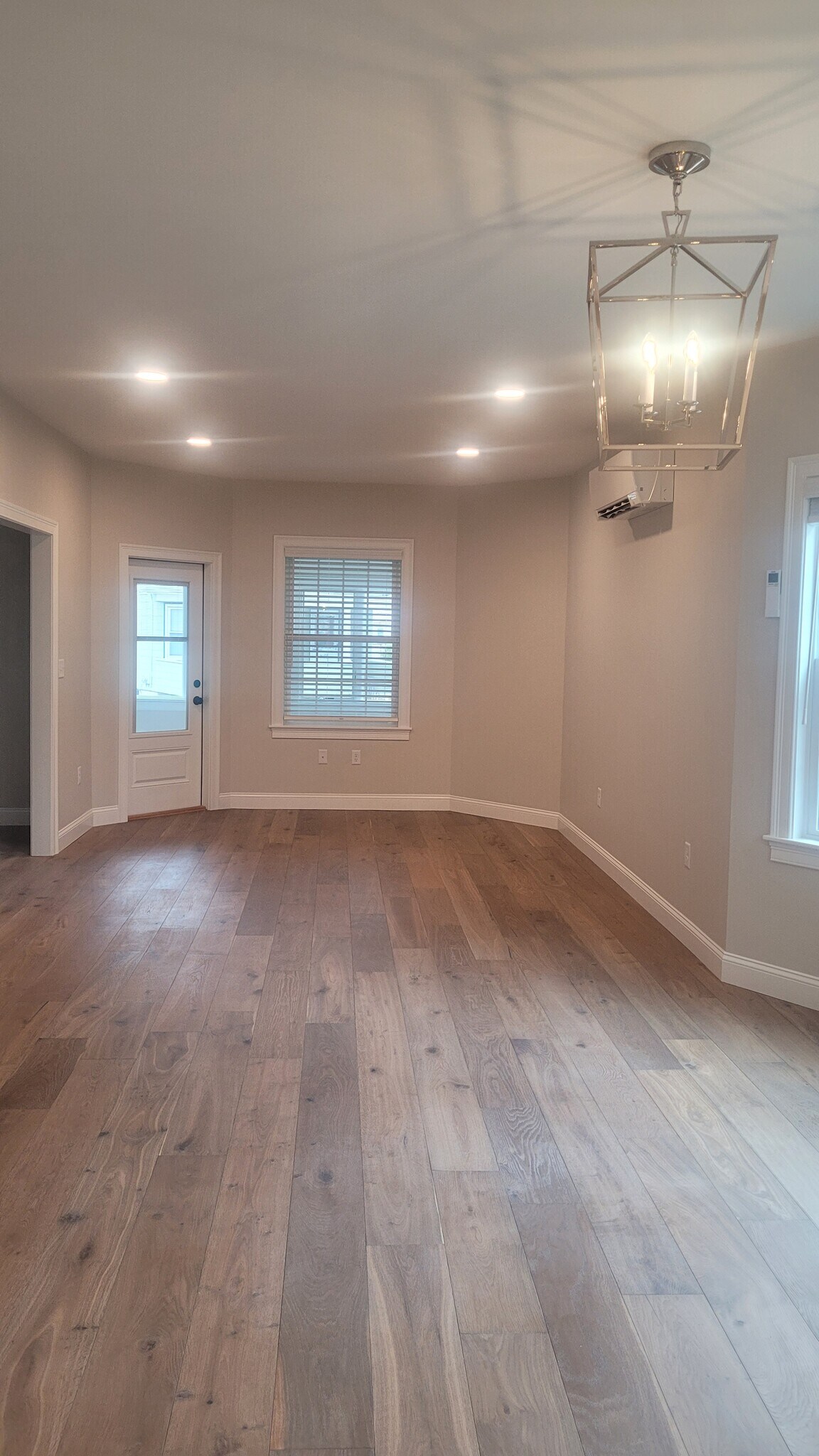 Large sunny living room - 29 Amaranth Ave