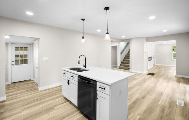 Building Photo - Beautiful remodeled home in Bolivar with fenced in yard -3 bedrooms, 2.5 baths and a detached 1 c...