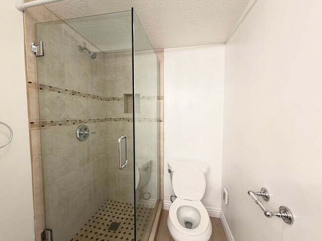 Building Photo - 3174 Bel Air Dr