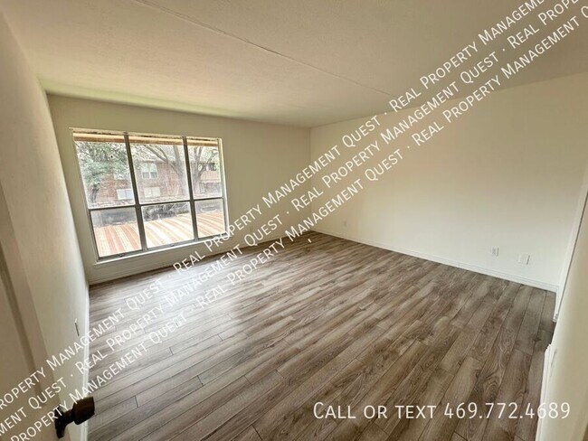 Building Photo - 10552 High Hollows Dr