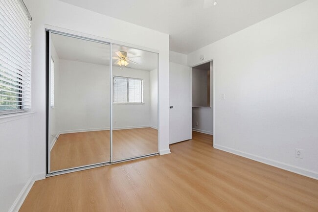 Building Photo - Updated Townhome with Garage!