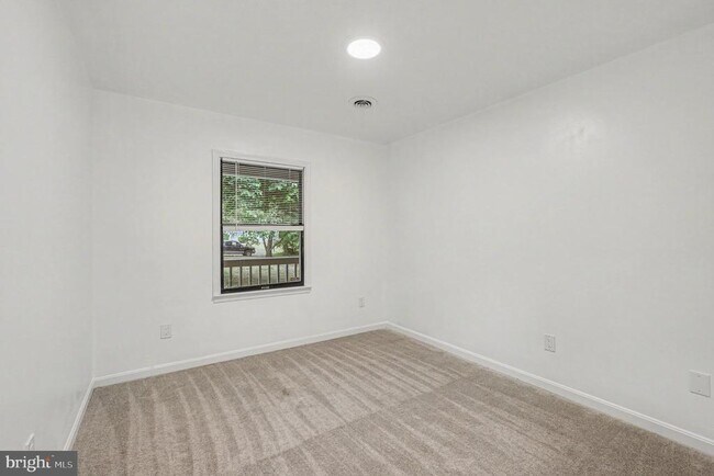 Building Photo - 78 Woodmount Dr