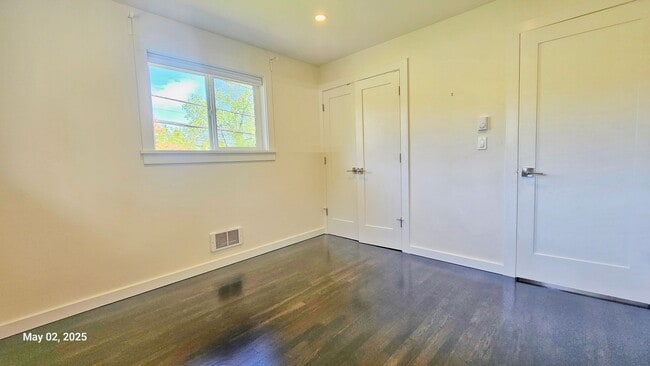 Building Photo - 3 Bed, 2 Bath Apartment Newly Remodel in P...
