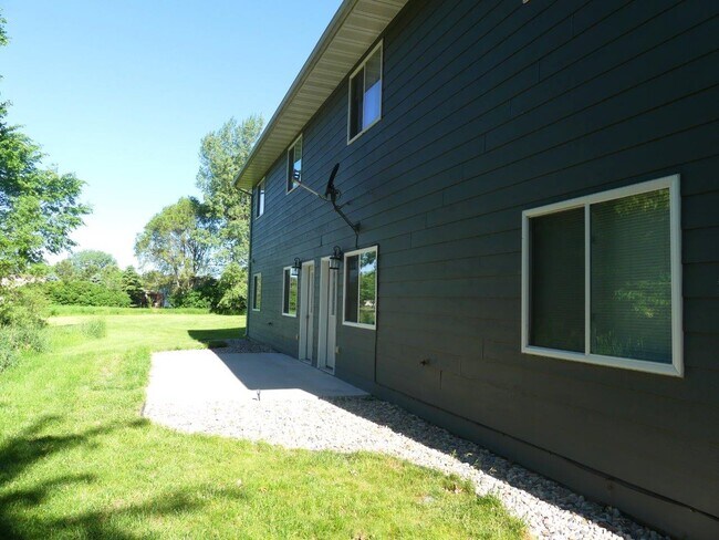 Building Photo - Ideal Twinhomes