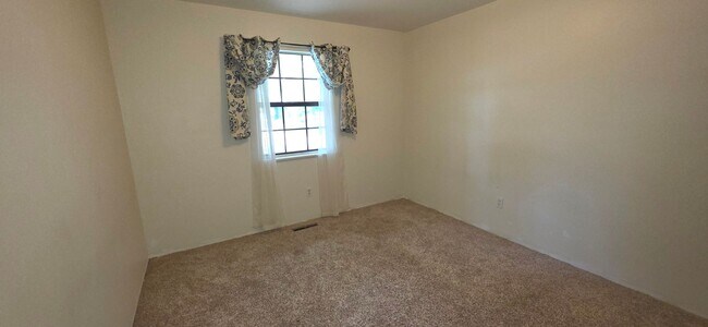 Building Photo - 3 Bedrooms! 2 Living areas! close to Mall! $1695