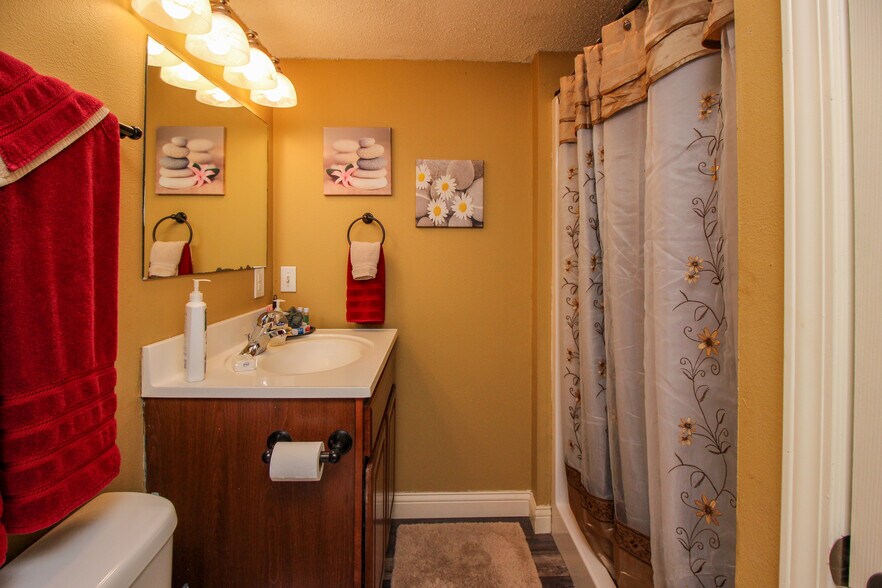bathroom #1 - 405 Mimosa Ct