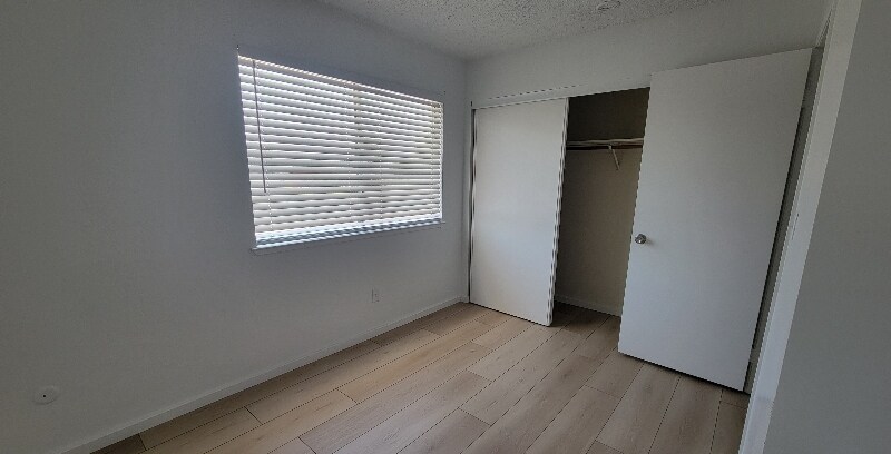 Building Photo - 10 Paramount Cir