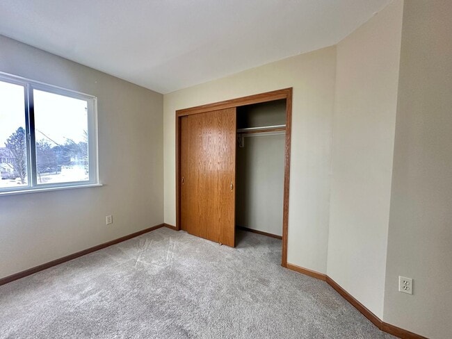 Building Photo - Charming Pewaukee Townhome with Modern Touches and Ample Space