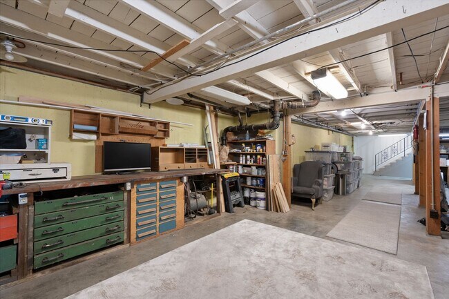 Building Photo - Immaculate and Updated Throughout- Quiet d...