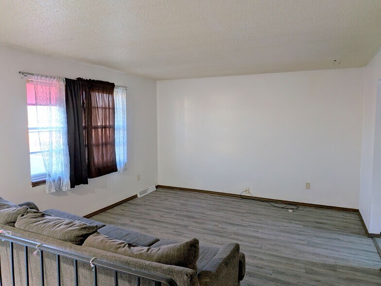 Building Photo - 1659 S Sonora Dr