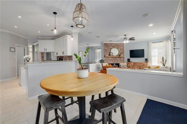 Building Photo - 1705 Azalea Dr