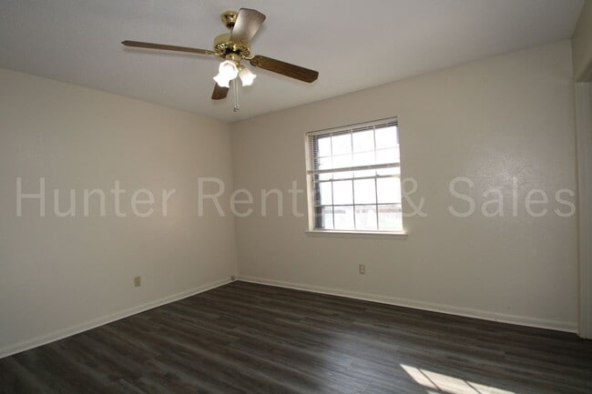 Building Photo - Cove Charmer!