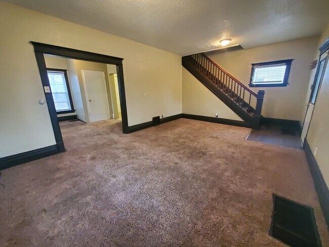 Building Photo - FOR RENT- 327 Webster- HUGE yard- pets ok!