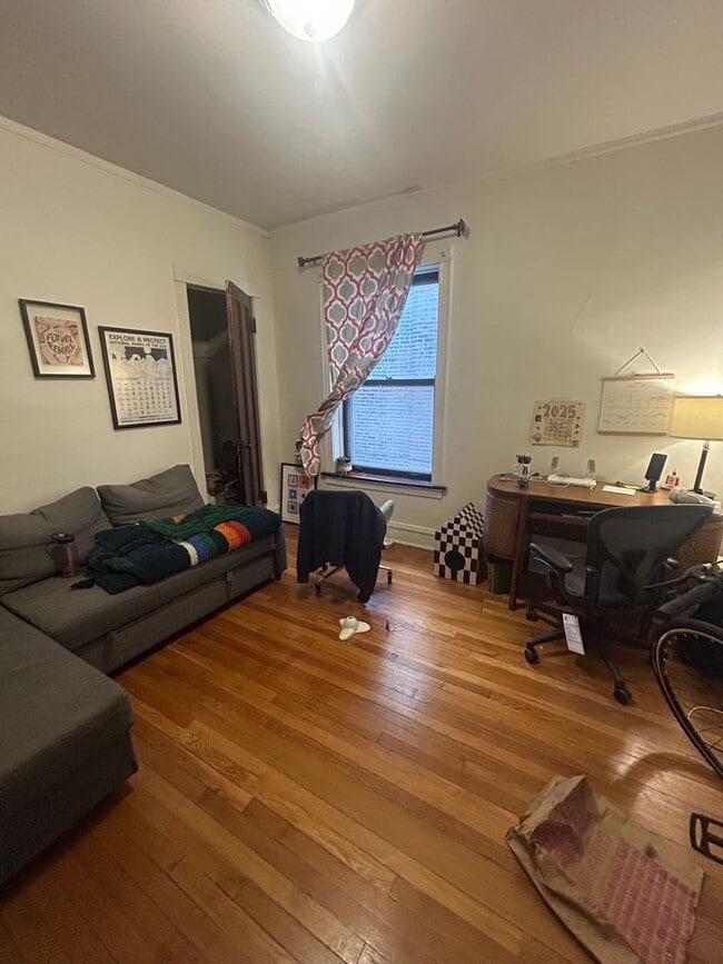 Building Photo - 1929 W Larchmont Ave