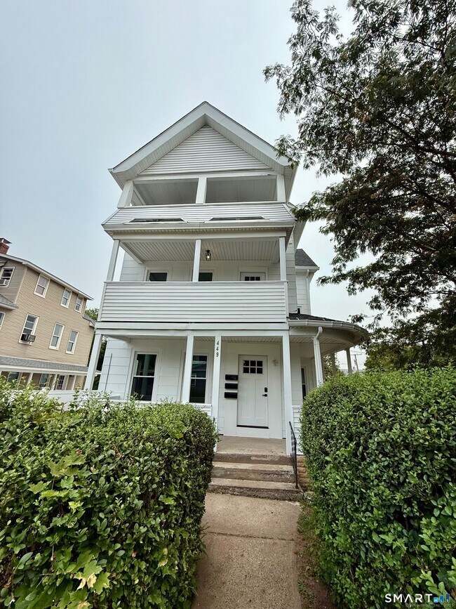 Building Photo - 449 Stanley St