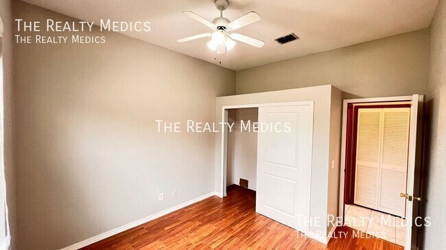 Building Photo - 2372 Sunnyview Dr
