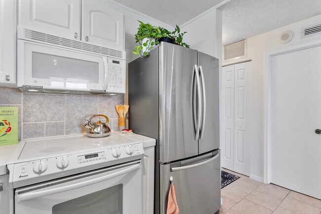 Building Photo - 1800 N Andrews Ave