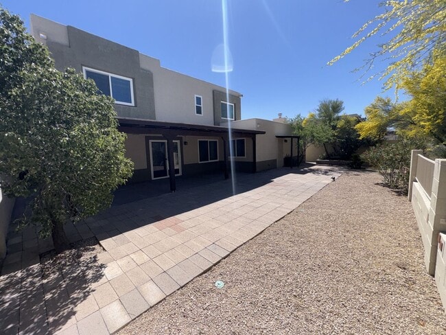 Building Photo - Beautiful eastside location