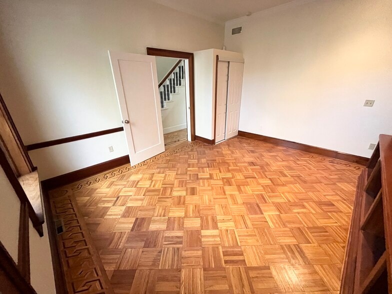 Building Photo - 409 Temple St