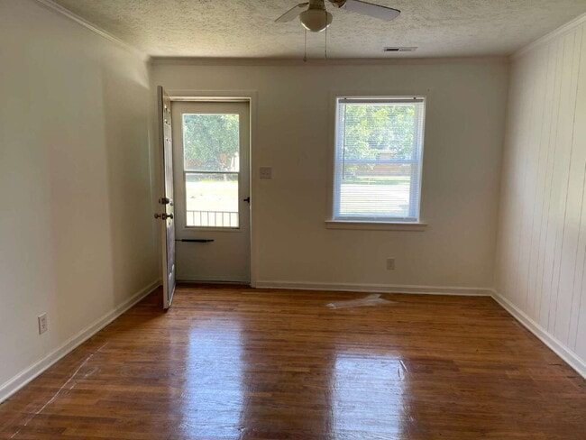 Building Photo - SPACIOUS BRICK RANCH in GOLDSBORO! 4 BR, 2 BA - FENCED-IN YARD *Convenient to SJAFB*