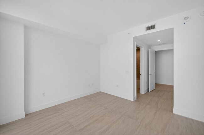 Building Photo - 153 N Seabreeze Blvd