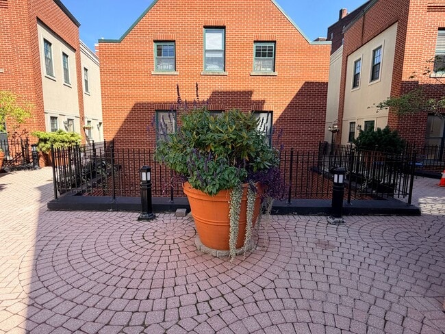 Building Photo - 133 Walton St