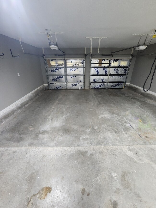 Building Photo - 4 bed 2 1/2 bath home, 2 car garage!