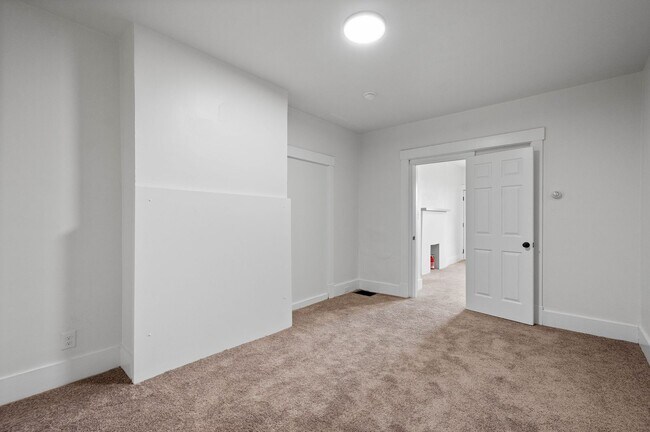 Building Photo - 170 Ormsby Ave