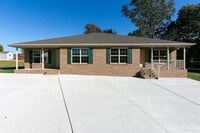 Building Photo - Spacious ranch style 2-bedroom, 2 bath duplex located in Manchester!