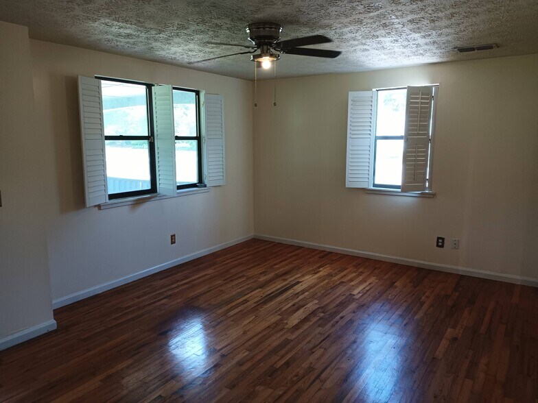 Building Photo - 471 Logan Ave