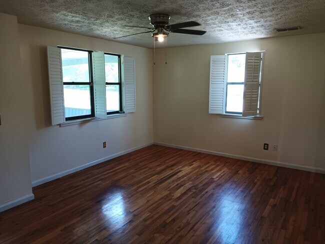 Building Photo - 471 Logan Ave